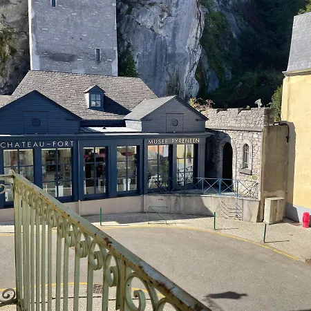 Logis Castel De Mirambel فندق 3*