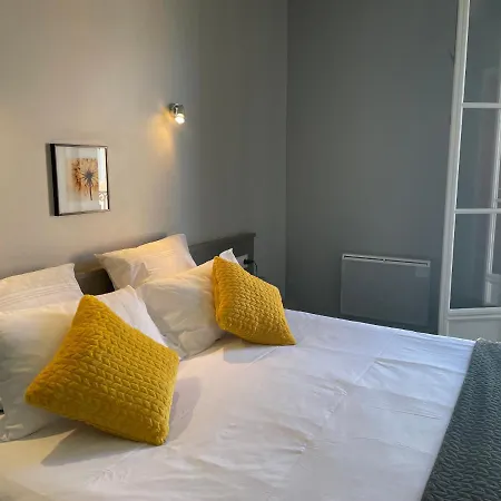 Logis Castel De Mirambel فندق 3*