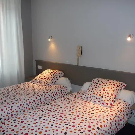 Logis Castel De Mirambel 3* لورد