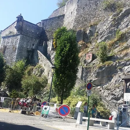Logis Castel De Mirambel 3* لورد