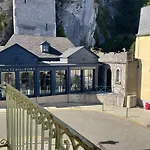 Logis Castel De Mirambel 호텔 3*