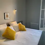 Logis Castel De Mirambel 호텔 3*