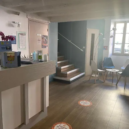 Logis Castel De Mirambel Hotel