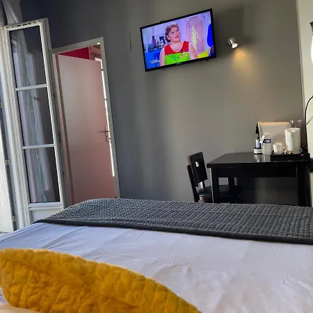 Hotel Logis Castel De Mirambel