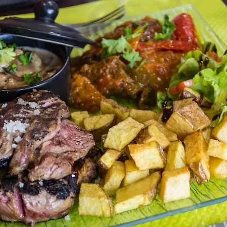 Отель Logis Castel De Mirambel 3*