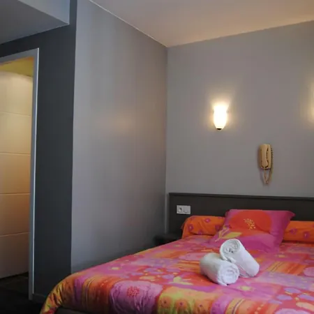 Logis Castel De Mirambel 3* Лурд