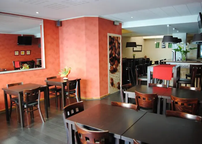 Logis Castel De Mirambel 3*