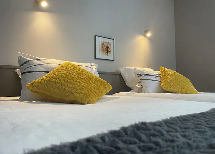 Hotel Logis Castel De Mirambel Lourdes