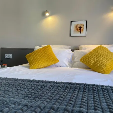 فندق Logis Castel De Mirambel 3*