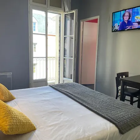 Logis Castel De Mirambel Hotell