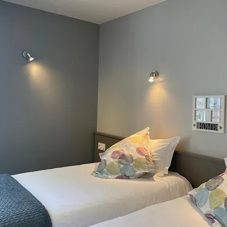 Logis Castel De Mirambel فندق