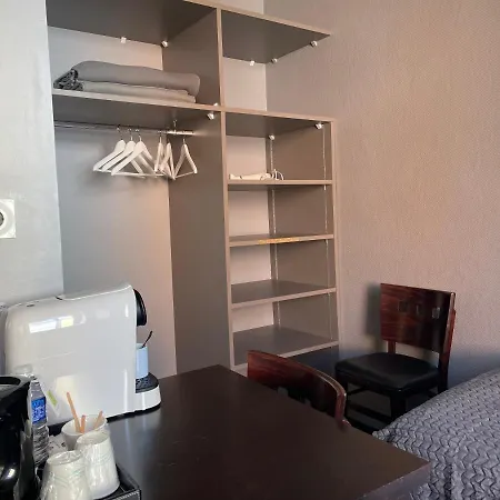 Logis Castel De Mirambel 3* لورد