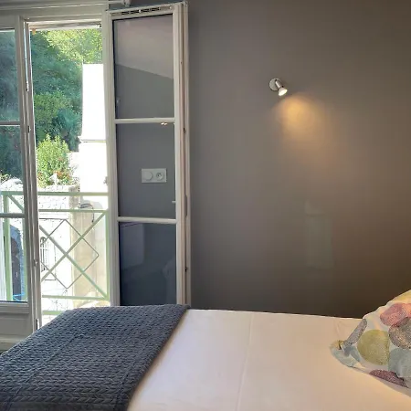 Logis Castel De Mirambel فندق