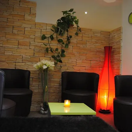 Logis Castel De Mirambel فندق 3*
