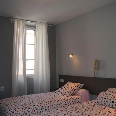 Logis Castel De Mirambel فندق
