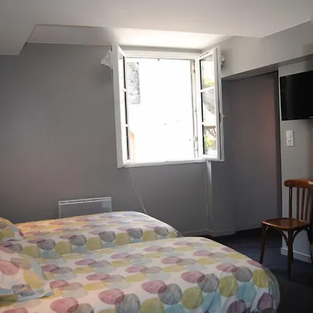 Logis Castel De Mirambel فندق 3*