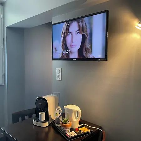 Logis Castel De Mirambel فندق 3*