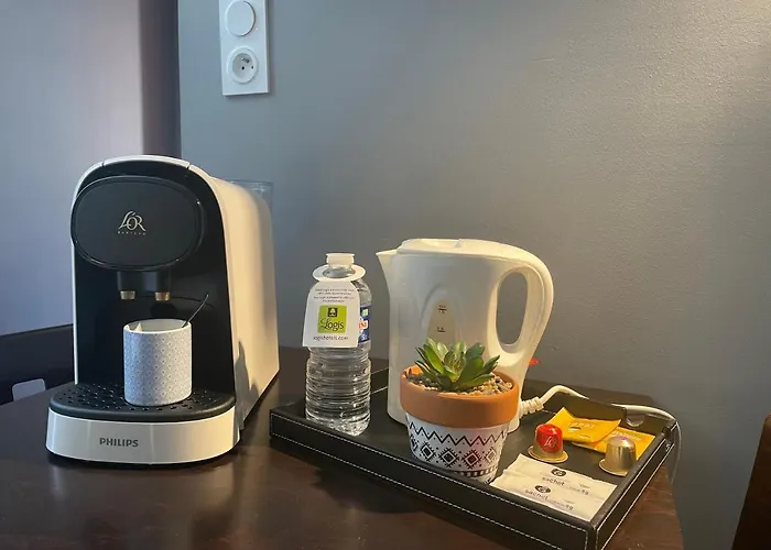 Logis Castel De Mirambel 3*