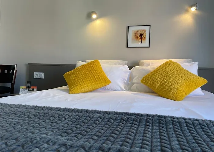 فندق Logis Castel De Mirambel 3*