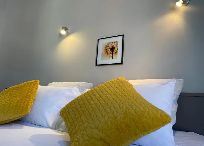 Logis Castel De Mirambel 3* لورد