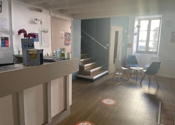 Logis Castel De Mirambel فندق