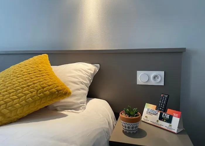 Logis Castel De Mirambel فندق لورد