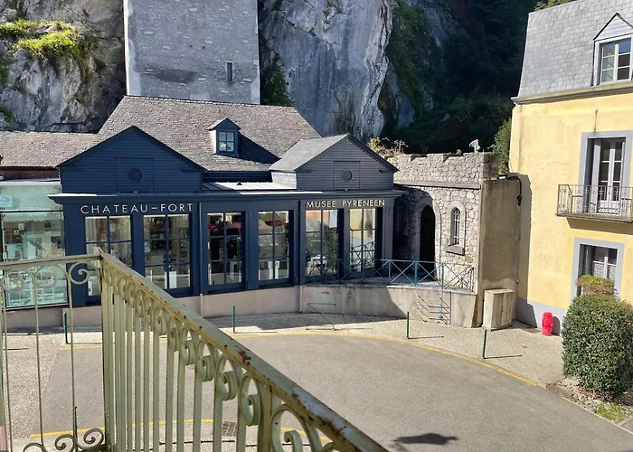 Logis Castel De Mirambel فندق 3*