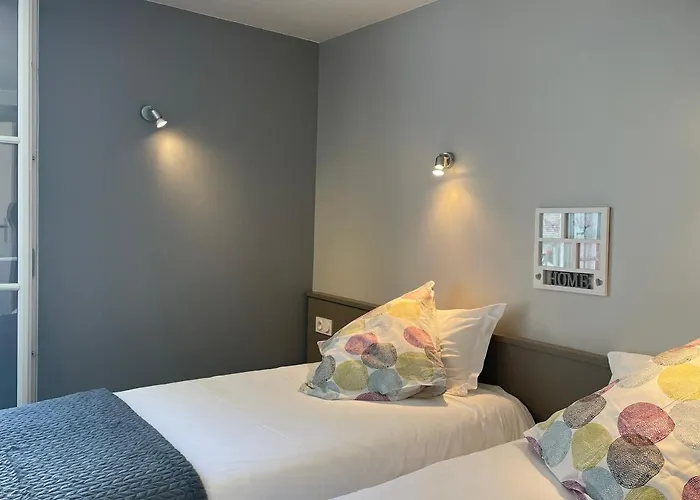 Logis Castel De Mirambel فندق