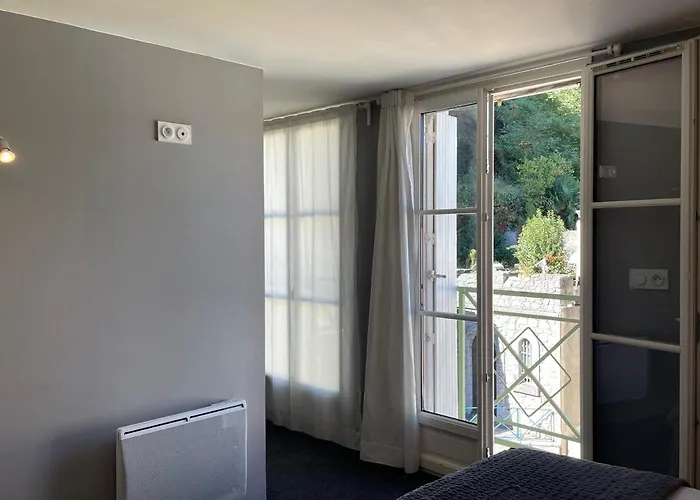 Logis Castel De Mirambel 3*