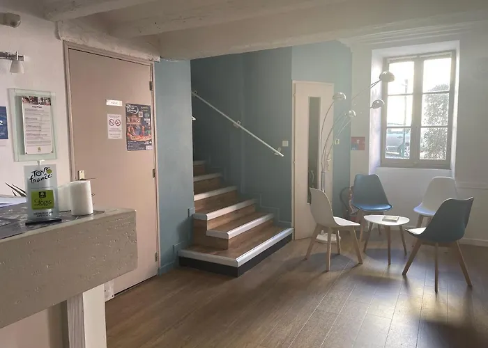 Logis Castel De Mirambel لورد