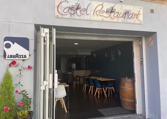 Logis Castel De Mirambel فندق 3*