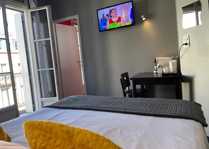 فندق Logis Castel De Mirambel