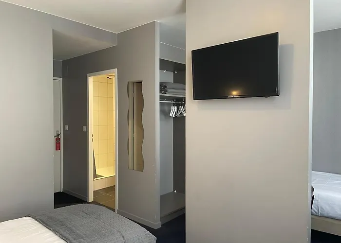 Logis Castel De Mirambel فندق 3*