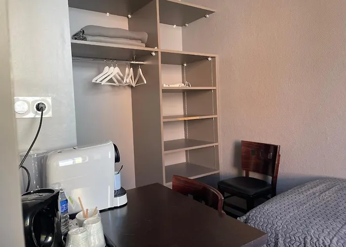 Logis Castel De Mirambel 3* لورد