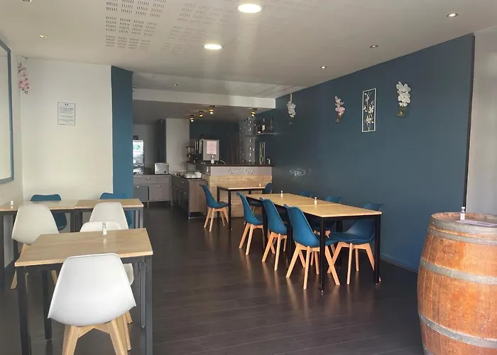 Logis Castel De Mirambel فندق 3*