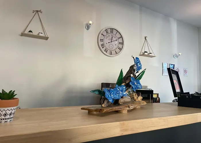 Logis Castel De Mirambel لورد