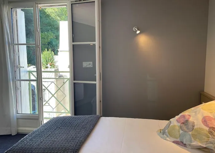 Logis Castel De Mirambel فندق