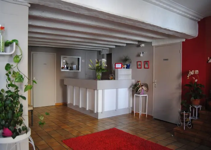 فندق Logis Castel De Mirambel 3*