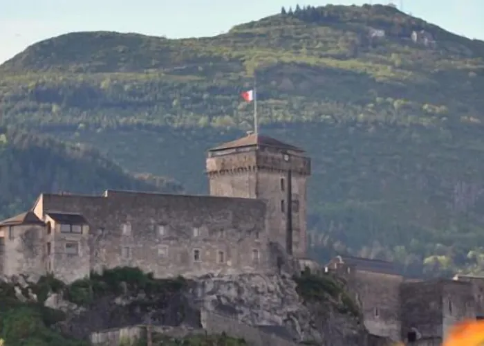 فندق Logis Castel De Mirambel