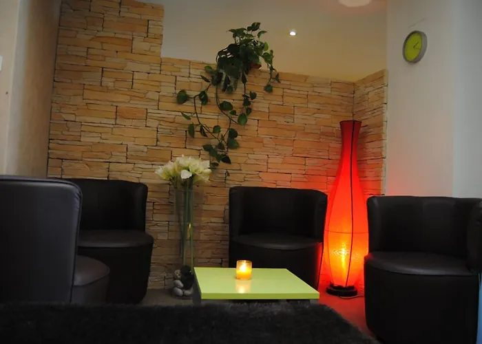 Logis Castel De Mirambel فندق 3*