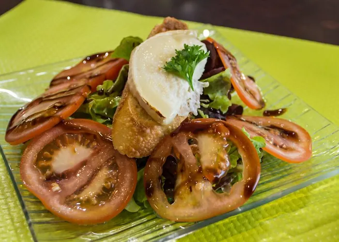 Logis Castel De Mirambel فندق