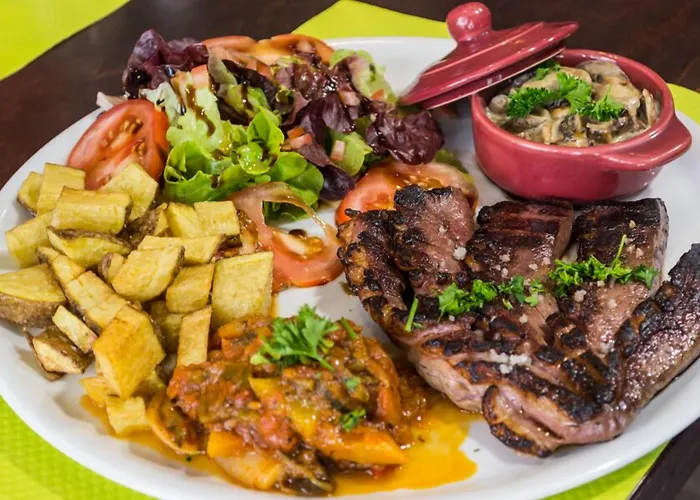 فندق Logis Castel De Mirambel