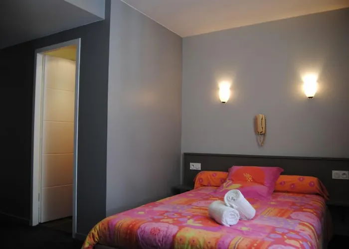 Logis Castel De Mirambel 3* لورد