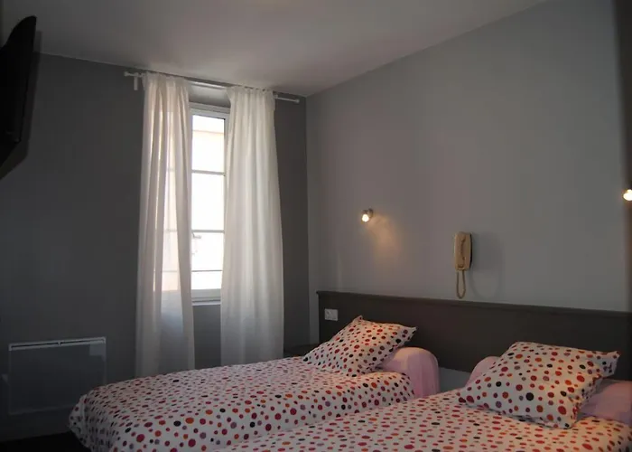 Logis Castel De Mirambel فندق