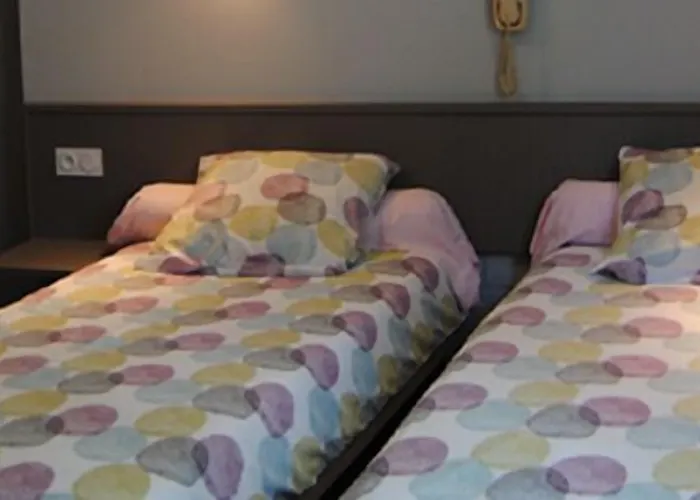 Logis Castel De Mirambel لورد