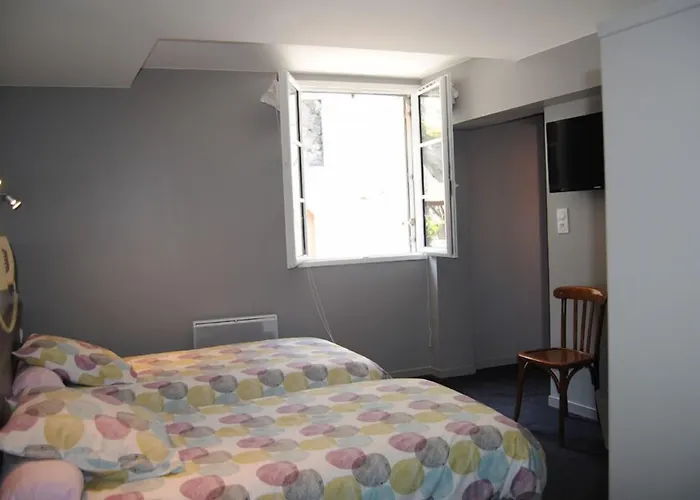 Logis Castel De Mirambel فندق 3*