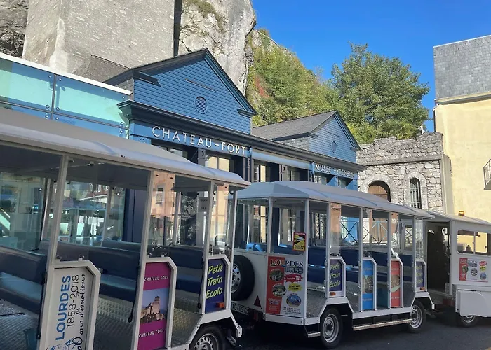 Logis Castel De Mirambel 3* لورد