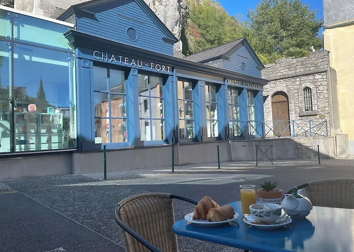 Logis Castel De Mirambel فندق