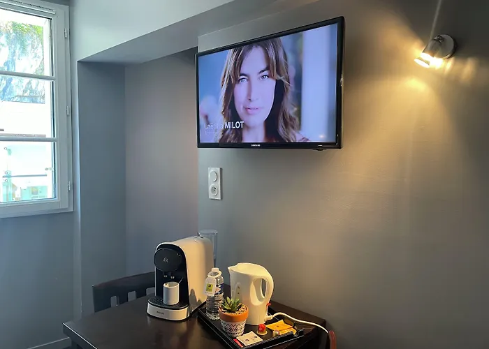 Logis Castel De Mirambel فندق 3*