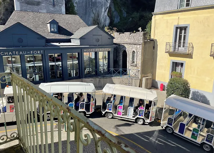 فندق Logis Castel De Mirambel لورد